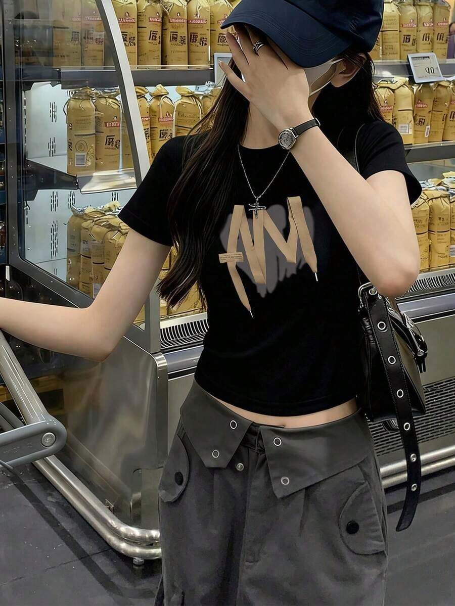 Playera cuello redondo manga corta para mujer, modelo nuevo de verano con estampado de letras, corte ajustado y largo corto, estilo juvenil muy bonito para looks casuales, salidas y uso diario YQSK - Negro - Ver 1