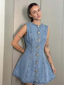 Vestido mini ajustado sin mangas de mezclilla para mujer, vestido de mezclilla azul con botones, vestido de mezclilla ajustado y acampanado para mujer - Lavado ligero - Ver 5