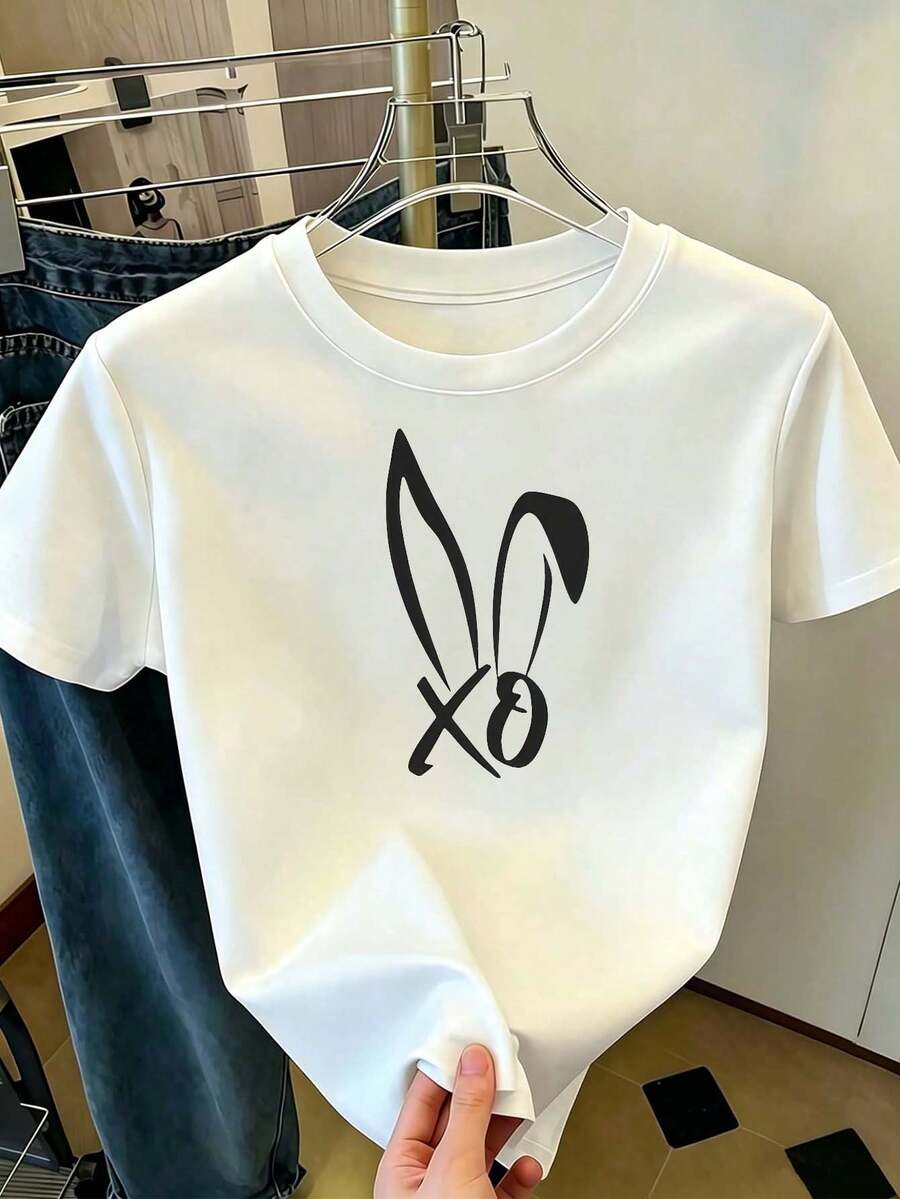 Camiseta Blanca para Mujer con Estampado Minimalista de Orejas de Conejo y "XO", Cuello Redondo de Manga Corta, Top Casual Chic, Ropa Cómoda para Uso Diario y Ocasiones Informales, Estilo Tierno - Blanco - Ver 1