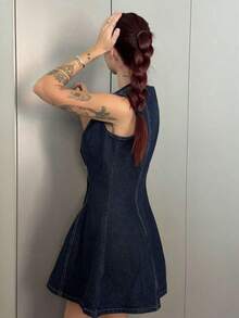 Vestido mini ajustado sin mangas de mezclilla para mujer, vestido de mezclilla azul con botones, vestido de mezclilla ajustado y acampanado para mujer - Azul lavado oscuro - Ver 2