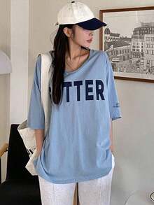 Camiseta larga de mujer de ajuste holgado con cuello en V y manga corta, con estampado de letras, camiseta de verano oversize, camisetas gráficas de estilo preppy - Negro - Ver 5