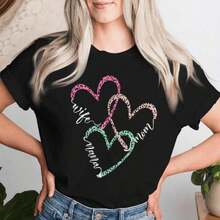 Camiseta de mujer con estampado de leopardo en forma de corazón, con la impresión "Tengo tres títulos: esposa, madre, abuela", un regalo para ella, camiseta de manga corta con cuello redondo y estampado de eslogan casual de verano para mujer. - Negro - Ver 6