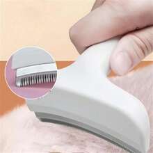 Bàn chải chải lông hình chữ V đa năng - Bàn chải chải lông chó và mèo bằng nhựa mềm, thiết kế tiện dụng, răng hình chữ V khít, chải lông hiệu quả, nhẹ nhàng cho da nhạy cảm, màu be nhạt, dụng cụ chải lông thú cưng bền bỉ, phụ kiện chải lông chó, thiết kế dễ sử dụng, tay cầm bằng nhựa bền. - Nhiều màu - Xem 2