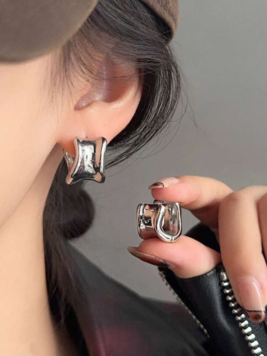 1 Đôi khuyên tai vòng lớn kiểu dáng tối giản thanh lịch, thiết kế hình học bất đối xứng, chất liệu đồng, phù hợp cho nữ giới đi làm hàng ngày, dạo phố và dự tiệc.
