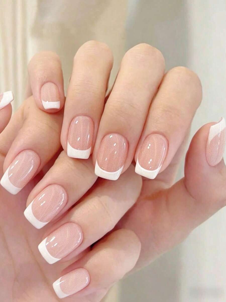 Bộ 24 miếng dán móng tay vuông cỡ trung bình giúp nâng cấp ngay lập tức bộ móng của bạn! Bao gồm các miếng dán móng tay kiểu Pháp màu trắng lấp lấp lánh tối giản và các miếng dán móng tay màu hồng ngọt ngào, thiết kế phủ kín toàn bộ móng, phù hợp cho cả phụ nữ và các bạn gái.