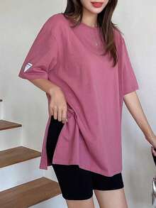 -Less Camiseta de manga corta holgada con parche de letras y bajo con abertura, camiseta de verano oversize, ropa casual de negocios para mujer - Rosa Roja - Ver 10