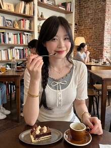 韓系女款 2 合 1 撞色荷葉邊蝴蝶結針織上衣，甜美街頭風修身設計，撞色荷葉邊與蝴蝶結細節，甜美芭蕾風 2 合 1 短袖 T-shirt，夏季拼接蝴蝶結針織修身插肩上衣 白色 - 白色 - 查看 4