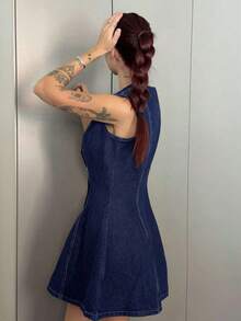 Vestido mini ajustado sin mangas de mezclilla para mujer, vestido de mezclilla azul con botones, vestido de mezclilla ajustado y acampanado para mujer - Azul lavado oscuro 2 - Ver 2