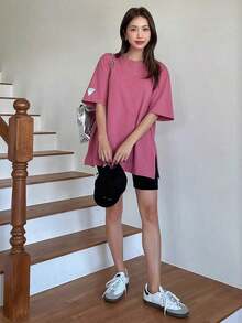 -Less Camiseta de manga corta holgada con parche de letras y bajo con abertura, camiseta de verano oversize, ropa casual de negocios para mujer - Rosa Roja - Ver 2