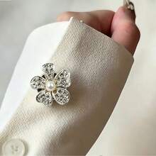 Ce set de 2 boutons de manchette de luxe avec fleurs, strass et perles présente des boutons dorés détachables élégants. Aucune couture n'est requise et cela n'endommagera pas vos manchettes. Convient pour les robes, les mariages et les tenues de soirée. Un accessoire cadeau parfait, idéal pour les rassemblements quotidiens, les fêtes, les festivals de musique et la Saint-Valentin. Un merveilleux accessoire pour femmes et un cadeau mémorable pour les amis, la famille ou les amoureux. Bijoux pour femmes. - Strass en forme de fleur - Voir 3