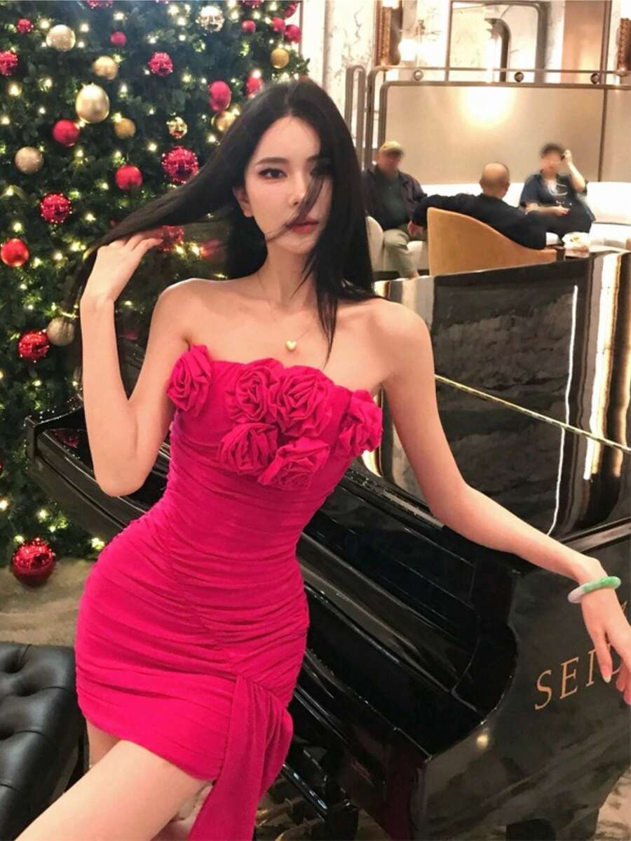 Vestido mini tubo para mujer, color fucsia, con aplicaciones florales 3D en el busto, escote strapless, diseño ruched con abertura lateral, tejido elástico tipo spandex, estilo sexy y elegante ideal para fiestas de cumpleaños y Navidad. - Rosa Fucsia - Ver 1