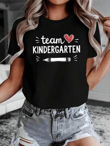 Exclusive Identity For Kindergarten Teachers - Women's Crew Neck T-Shirt With "Team KINDERGARTEN" Text Print, Fashionable, Casual, And Comfortable. Suitable For Spring, Summer, And Autumn. Casual Style, Comfortable Fit, Fashionable Design, Versatile For Everyday Wear, Soft Fabric, Stylish - 黑色 - 查看 1