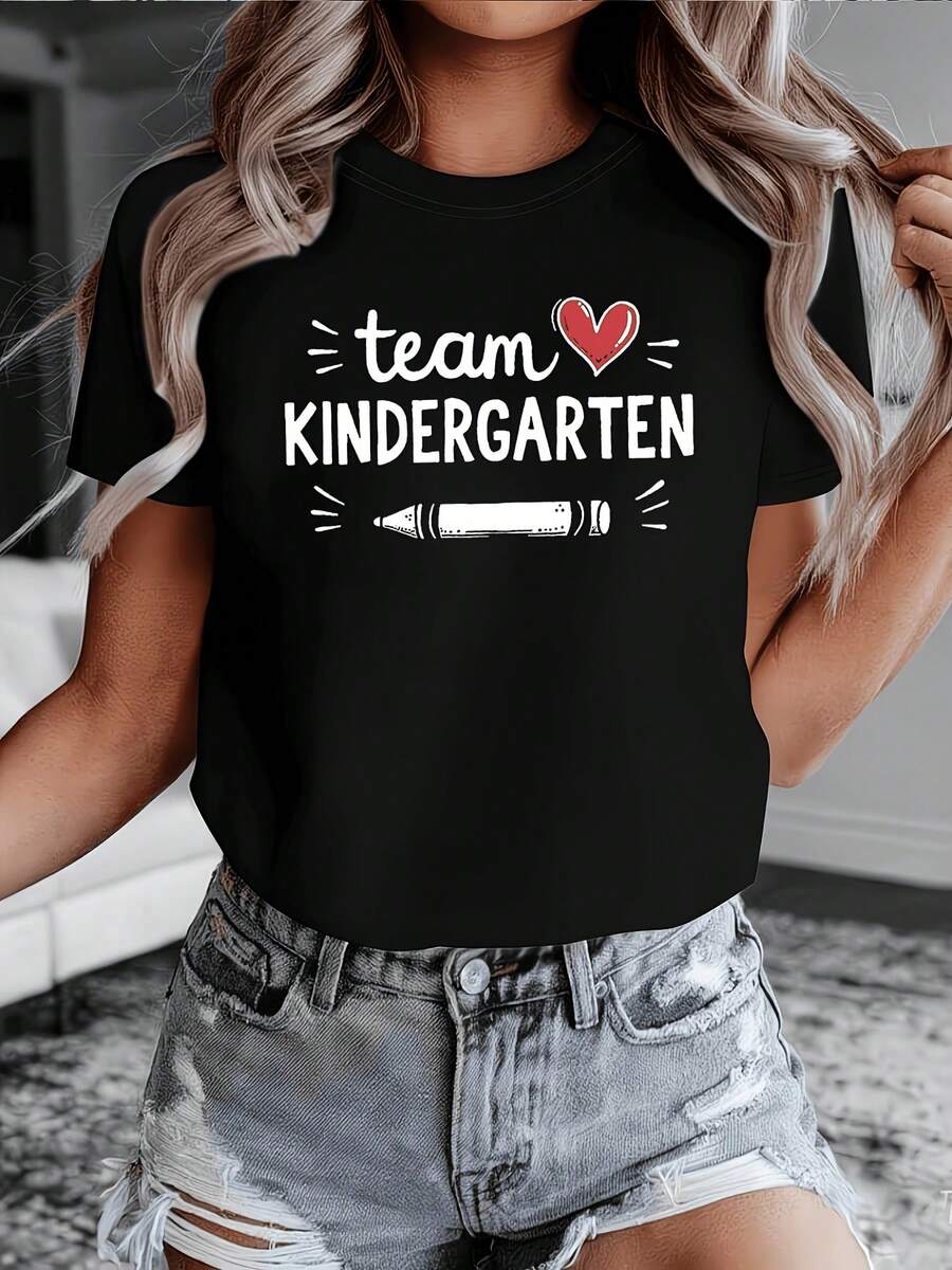 Exclusive Identity For Kindergarten Teachers - Women's Crew Neck T-Shirt With "Team KINDERGARTEN" Text Print, Fashionable, Casual, And Comfortable. Suitable For Spring, Summer, And Autumn. Casual Style, Comfortable Fit, Fashionable Design, Versatile For Everyday Wear, Soft Fabric, Stylish - 黑色 - 查看 1