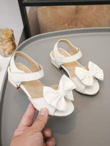 Một đôi sandal đế thấp màu trắng xinh xắn cho bé gái với nơ và quai điều chỉnh được, nhẹ, thoáng khí và chống trơn trượt, phù hợp cho các bé gái mang, phối đồ và tham gia các hoạt động ngày lễ. - trắng - Xem 2