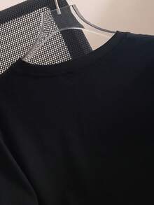 Camiseta manga corta cuello redondo 100% algodón, estampado trendy, tejido ligero y ventilado, estilo moda casual, apta para vida diaria, salidas informales y citas en primavera, verano y otoño - Negro - Ver 3
