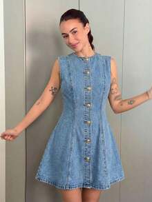 Vestido mini ajustado sin mangas de mezclilla para mujer, vestido de mezclilla azul con botones, vestido de mezclilla ajustado y acampanado para mujer - Lavado ligero - Ver 7
