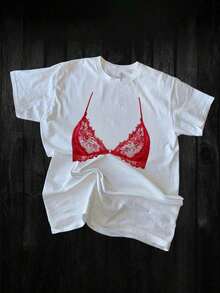 Camiseta con diseño de sostén rojo - Diseño inspirado en lencería juguetona, camiseta cuello redondo de encaje moderno, regalo de estilo para amigas - Negro - Ver 1