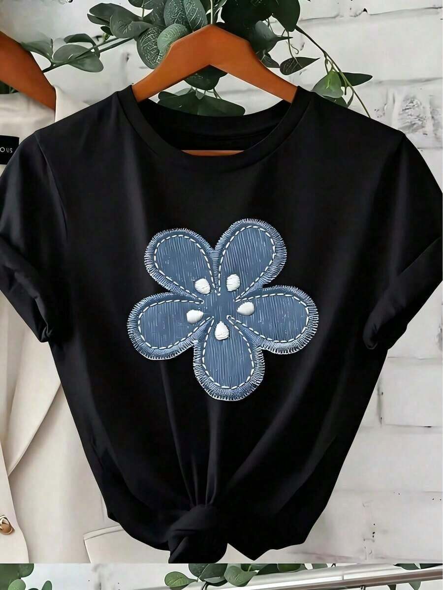 Camiseta de verano suave y holgada, nueva, con decoración de flores en 3D de mezclilla, base blanca, textura refrescante, corte regular, tela cómoda, top casual, blusas elegantes para dama. - Negro - Ver 1