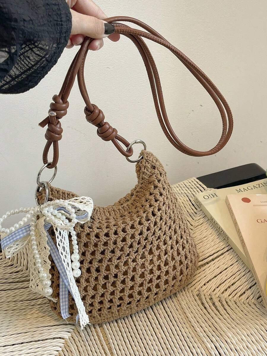 A Lightweight And Compact Beach-Style Woven Bag That Is Fashionable, Versatile And Stylish. A Women's Crossbody Bag From The 2026 New Collection.