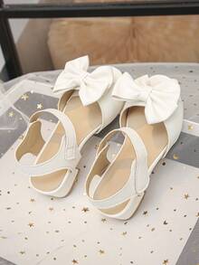 Một đôi sandal đế thấp màu trắng xinh xắn cho bé gái với nơ và quai điều chỉnh được, nhẹ, thoáng khí và chống trơn trượt, phù hợp cho các bé gái mang, phối đồ và tham gia các hoạt động ngày lễ. - trắng - Xem 5