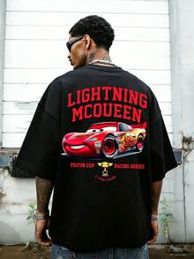 Colección de camisetas gráficas de personajes de dibujos animados de Disney, con estampados de Mike Wazowski, Rayo McQueen, el Pato Donald y el alienígena de Pizza Planet. Camiseta negra de manga corta con cuello redondo para hombre, corte holgado y casual, confeccionada en suave algodón transpirable, ideal para el día a día, salidas informales y escapadas de fin de semana. Imprescindible para los fans de Disney, los amantes de la animación y los entusiastas del estilo casual. Combínala fácilmente con vaqueros, pantalones cargo y pantalones cortos para un look relajado y moderno. Diseños clásicos y atemporales que celebran a los entrañables personajes de Disney. - Negro - Ver 1