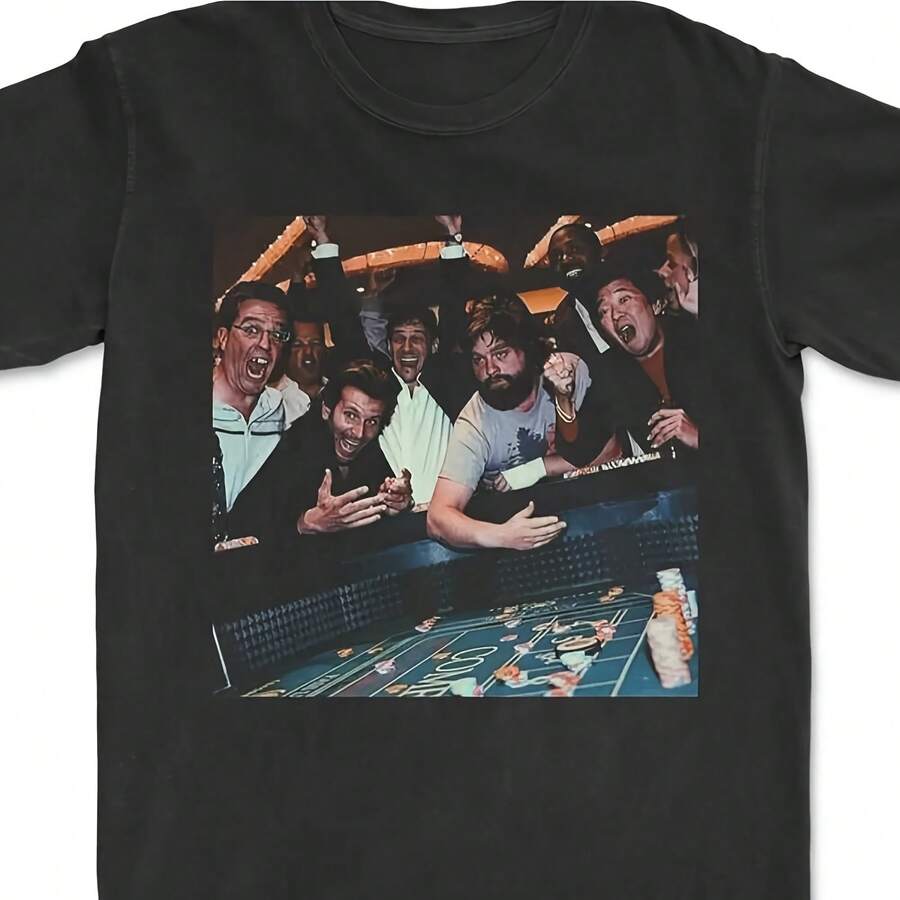 Camiseta de la película The Hangover con la escena icónica de la fiesta de Phil, Allen y Doug, camiseta coleccionable de película, suave y transpirable, negra, para fans. - forma - Ver 1