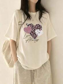 Women's Loose-Fitting White T-Shirt With A Round Neck, Short Sleeves, And A New Summer Design Featuring A Heart-Shaped Leopard Print. A Super Versatile And Fashionable Casual Style, Comfortable For Everyday Wear, Relaxed Outings, And Creating Fresh Seasonal Looks. WN2J - 白色 - 查看 5