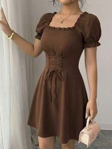 Vestido midi de mujer con cuello cuadrado, mangas abullonadas, cordón en la cintura y volantes en el bajo, estampado de pequeñas flores - Café integral - Ver 5