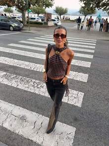 女款深棕色波點掛脖上衣，法式風格金屬鈕扣露肩短版襯衫，適合夏季度假 - 咖啡棕 - 查看 2