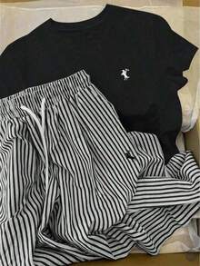 Conjunto de estilo nuevo 2026, solo se vende la camiseta (los pantalones son solo para referencia de combinación). Camiseta estampada de corte holgado. Una pieza minimalista y moderna con estampado de letras tropicales, un artículo imprescindible para un estilo relajado en vacaciones. Perfecto para ocasiones como el Día del Trabajo y el Día de la Independencia de México. - Negro - Ver 9