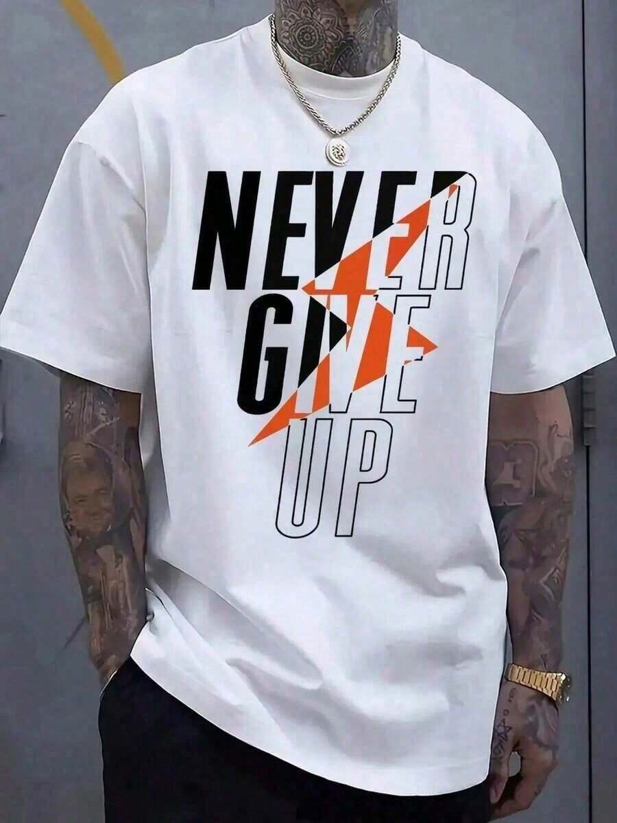 Camiseta Casual para Hombre con Estampado "Never Give Up" - Blanca con Diseño en Naranja Intenso y Negro, 100% Algodón, Ajuste Cómodo y Elástico, Manga Corta, Cuello Redondo, Perfecta para Uso Diario, Camiseta para el Día a Día | Camisa de Estilo Atrevido | Camisa de ajuste cómodo URQE - Negro - Ver 1
