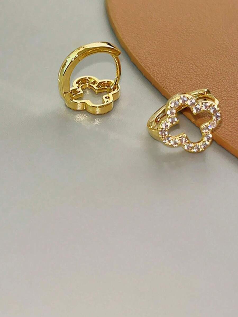 1 Đôi bông tai hình cỏ bốn lá rỗng tối giản, đính đá Zirconia siêu nhỏ, kiểu dáng đa năng, phù hợp đeo nơi công sở cho nữ. - Vàng - Xem 1