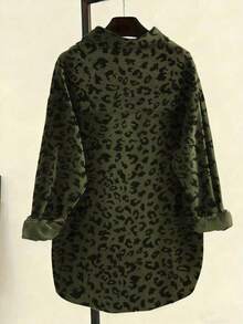Camisa de manga larga con botones, bolsillos y estampado de leopardo de pana para vacaciones - Verde Oliva - Ver 2