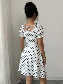 Vestido midi de mujer con cuello cuadrado, mangas abullonadas, cordón en la cintura y volantes en el bajo, estampado de pequeñas flores - Blanco y Negro - Ver 3