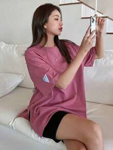 -Less Camiseta de manga corta holgada con parche de letras y bajo con abertura, camiseta de verano oversize, ropa casual de negocios para mujer - Rosa Roja - Ver 4