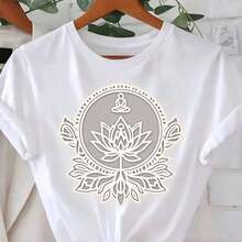 Camiseta para Mujer con Estampado de Letra "C" y Texto Dorado, Manga Corta - Blanco - Ver 1