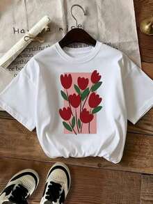 Camiseta para mujer con estampado floral en tonos rojos, diseño de flores tipo tulipán con hojas verdes sobre fondo blanco, combinado con bloque geométrico en color rosa que resalta el contraste, colores vivos y equilibrados con estilo ilustrado moderno, estampado térmico de alta definición con detalles nítidos y duraderos, ideal para uso diario, trabajo o salidas casuales en verano - Blanco - Ver 3