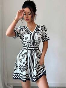 Vestido corto de manga corta estampado, de estilo bohemio, elegante, de moda y romántico para vacaciones y uso casual para mujer - Negro - Ver 5