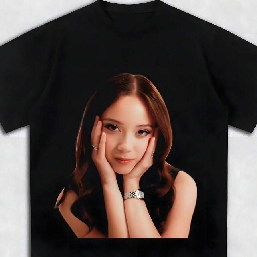 Camiseta con estampado de retrato de chica linda, estilo Y2K, informal, estilo urbano, holgada, de manga corta, de algodón, estilo Harajuku - Negro - Ver 1