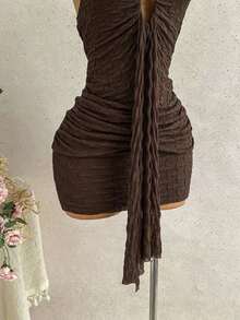 Vestido mini casual de vacaciones para mujer con escote en V profundo, cuello halter con lazo, y drapeado.Adecuado para la playa, cruceros y festivales de música en verano - Café integral - Ver 5