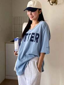 Camiseta larga de mujer de ajuste holgado con cuello en V y manga corta, con estampado de letras, camiseta de verano oversize, camisetas gráficas de estilo preppy - Negro - Ver 3