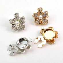 Ce set de 2 boutons de manchette de luxe avec fleurs, strass et perles présente des boutons dorés détachables élégants. Aucune couture n'est requise et cela n'endommagera pas vos manchettes. Convient pour les robes, les mariages et les tenues de soirée. Un accessoire cadeau parfait, idéal pour les rassemblements quotidiens, les fêtes, les festivals de musique et la Saint-Valentin. Un merveilleux accessoire pour femmes et un cadeau mémorable pour les amis, la famille ou les amoureux. Bijoux pour femmes. - Strass en forme de fleur - Voir 4