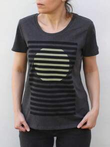 Camiseta de manga corta para mujer con estampado de círculo y rayas horizontales, cuello redondo, tejido de poliéster, ideal para uso diario, salidas casuales y fines de semana, estilo minimalista, temporada primavera-verano, Envío nacional a México. - Gris Oscuro - Ver 3