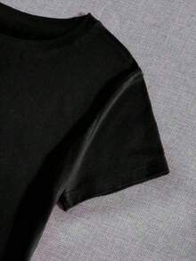 100% Pure Cotton, Breathable And Gentle On The Skin. Classic Crew Neck Design, Slim Fit, And Flattering For All Body Types. Fashionable Print With A Minimalist Style And High-Quality Finish. Unisex Design Perfect For Matching Outfits, Ideal For Everyday Wear, Dates, Leisure, And Streetwear – Versatile And Timeless. - 黑色 - 查看 4