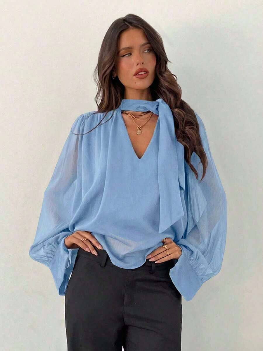 Blusa de mujer bohemia, romántica y elegante con cuello en V profundo, manga larga y lazo, para uso diario.Blusa elegante para mujer, ideal para primavera, el Día de San Valentín y salidas, en color blanco. - Celeste - Ver 1