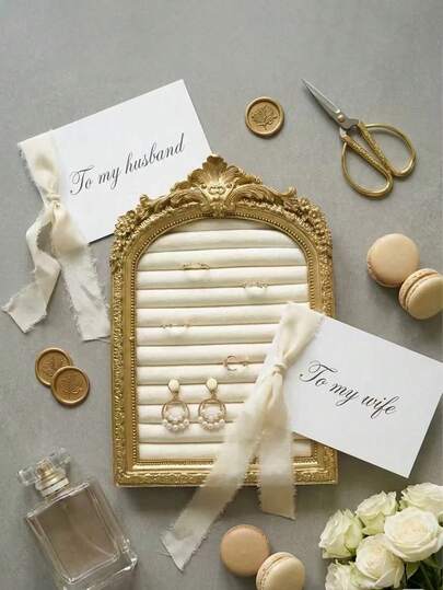 1pc Retro Relief Gold Photo Frame Jewelry Storage Rack French Retro Light Luxury Style Vibes Elegant And Sophisticated European Style Photo Frame Design 3D Relief Lace Desktop And Wall Mounted Dual-Use Non Slip Velvet Fabric Earrings, Rings