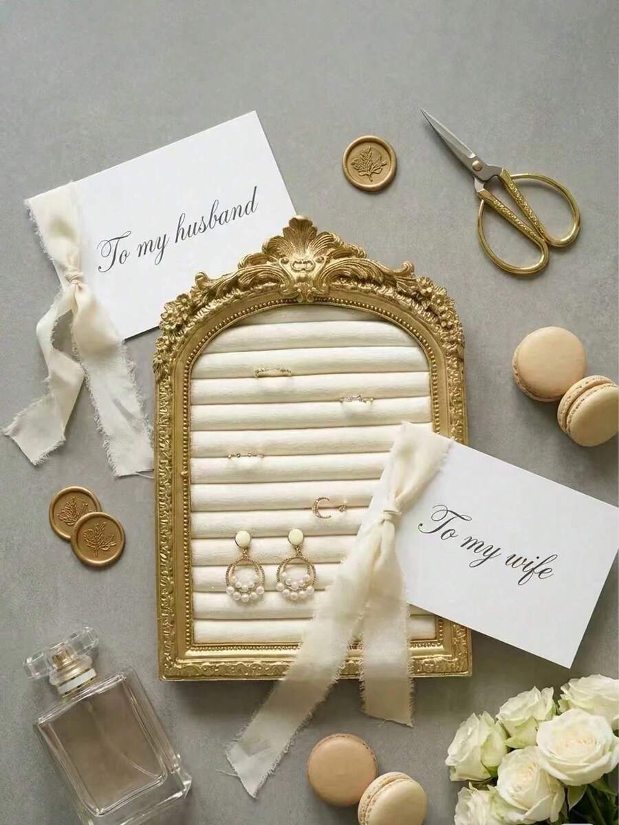 1 pieza Marco de fotos con relieve dorado retro, estantería para almacenamiento de joyas, estilo francés retro de lujo elegante y sofisticado, diseño de marco de fotos con relieve 3D de encaje, de uso dual para escritorio y pared, con tela de terciopelo antideslizante para aretes y anillos