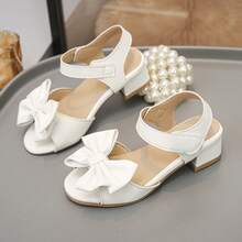 Một đôi sandal đế thấp màu trắng xinh xắn cho bé gái với nơ và quai điều chỉnh được, nhẹ, thoáng khí và chống trơn trượt, phù hợp cho các bé gái mang, phối đồ và tham gia các hoạt động ngày lễ. - trắng - Xem 11