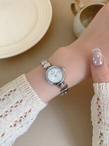 Este reloj de cuarzo con patrón de bambú cuadrado en oro/plata es adecuado para el uso diario, y también es un regalo perfecto para cumpleaños y Navidad. - Plateado - Ver 2