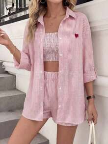 Conjunto de dos piezas de mujer en tela tejida color caqui: Top corto casual con cuello y pantalones cortos con mangas a la muñeca y detalles de bolsillo, para vacaciones - Rojo y blanco - Ver 7
